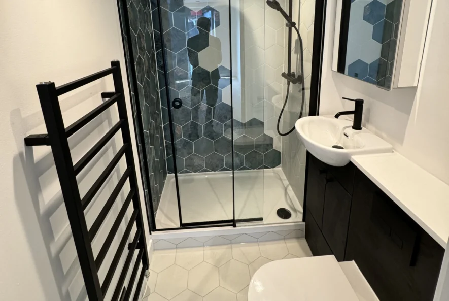 Symmetrical bathroom tile layout and finishes image