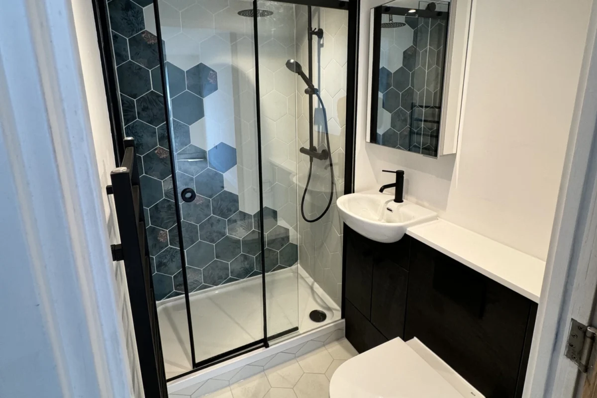 Bathtub installation image with clean tile lines Bathtub installation image with clean tile lines